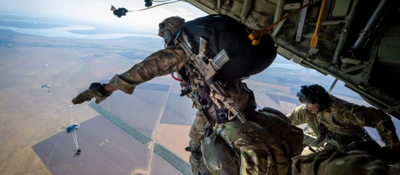 Εκατοντάδες Βρετανοί αλεξιπτωτιστές στους ουρανούς της Ουκρανίας - Εκτέλεση άλματος και ρίψη εφοδίων (βίντεο)